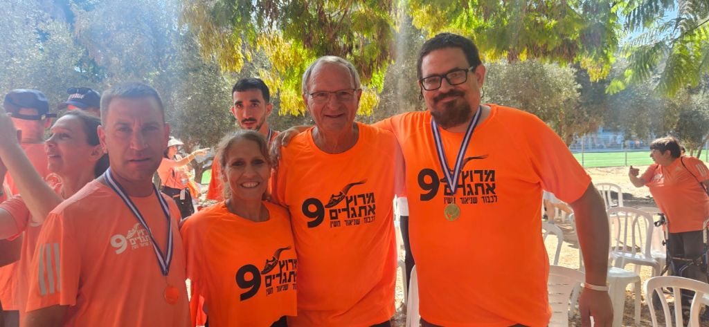 אוריין עם קבוצה לאחר פעילות